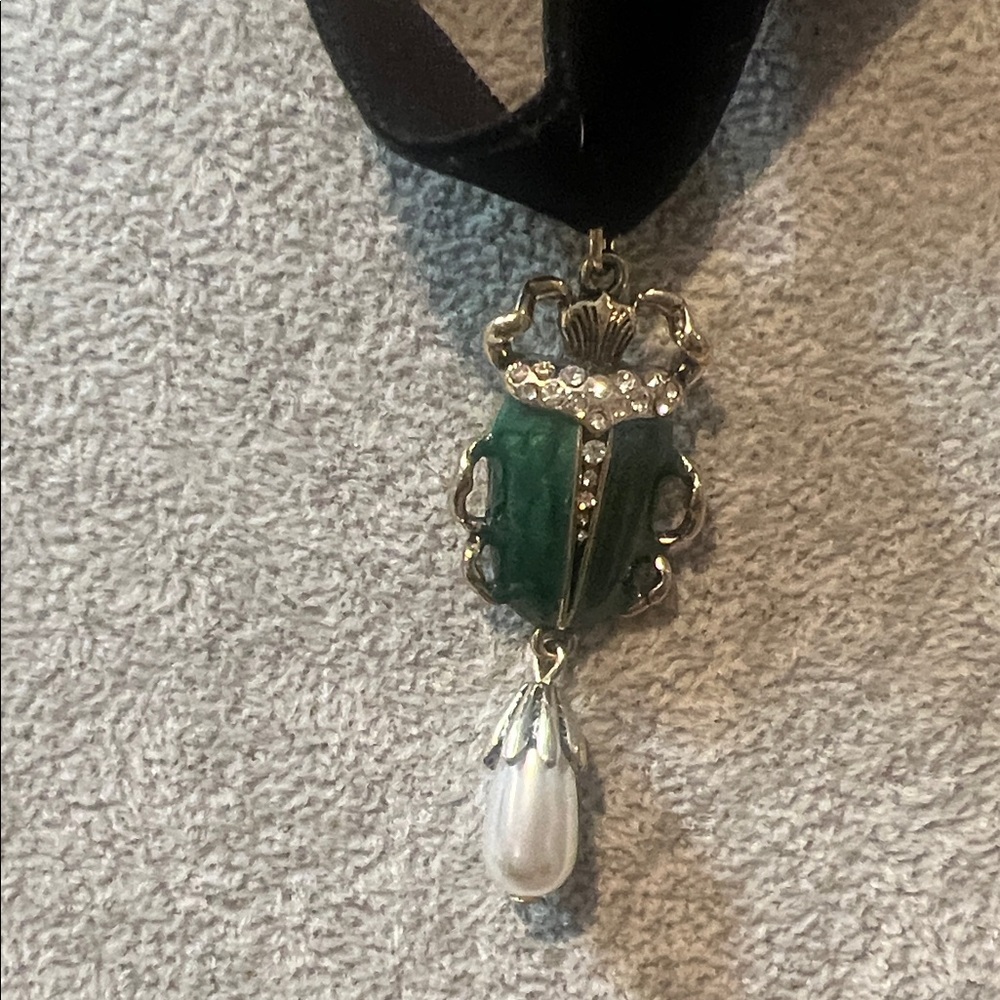 Elegant Black and Green Pendant Necklace - Picture 2 of 4